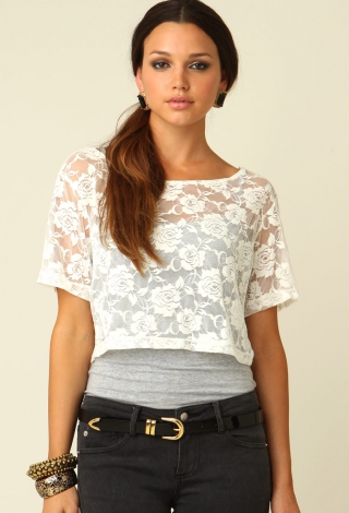 crop top sur débardeur