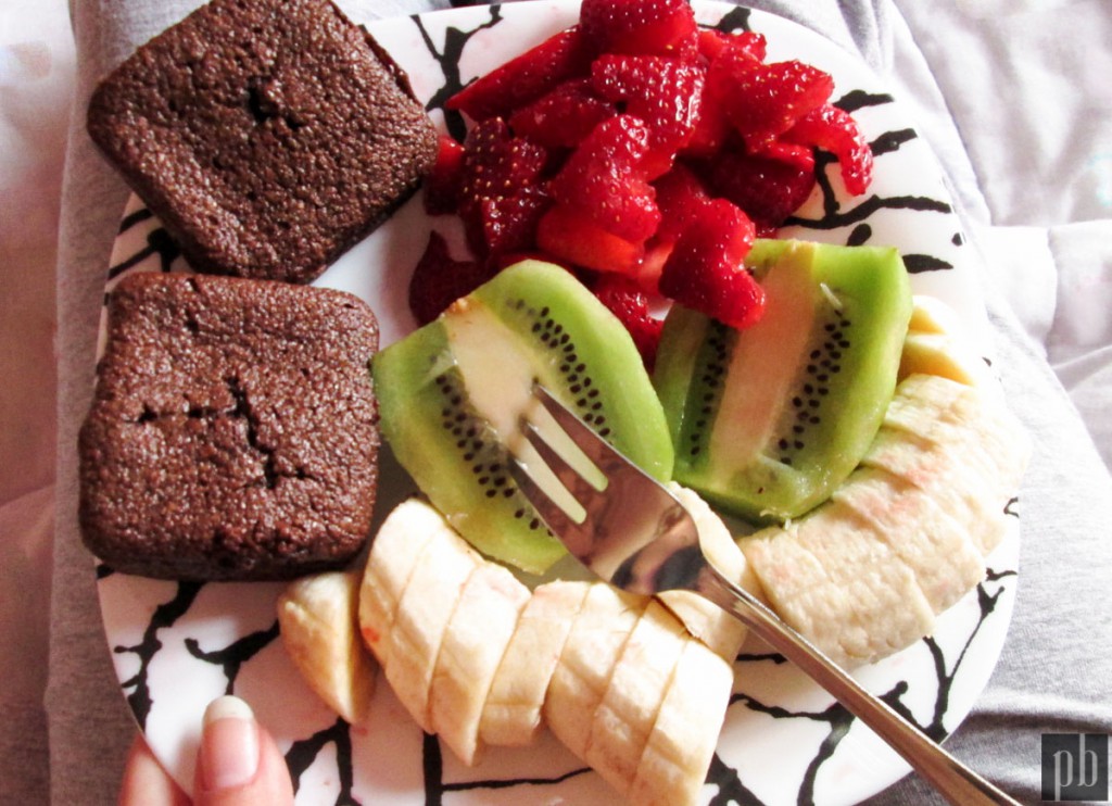 Petit déjeuner Back To School. Fruits frais, moelleux au son de blé