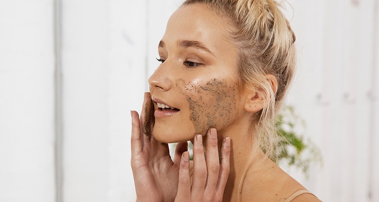 Peau grasse, mode d’emploi exfoliation Bronzage Nos secrets pour un teint doré EXFOLIATION