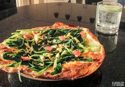 Pizza aux épinards sur pain Naan cover 2