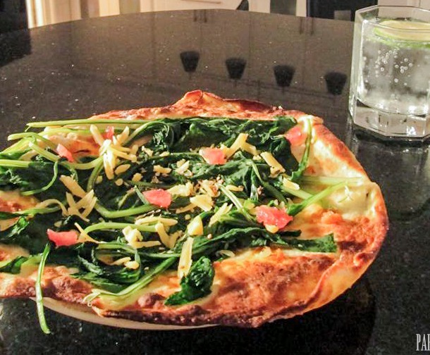 Pizza aux épinards sur pain Naan cover 2
