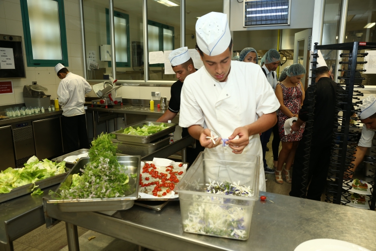 Othmane Dahraoui, Premier chef Algérien à la tête des cuisines du Meridien d'Oran