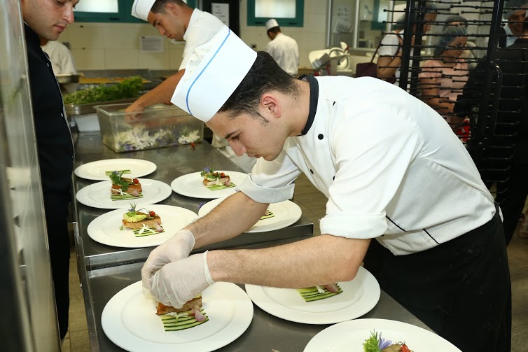 Othmane Dahraoui, Premier chef Algérien à la tête des cuisines du Meridien d'Oran
