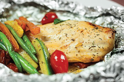 Poulet mariné au miel et citron avec légumes en papillote