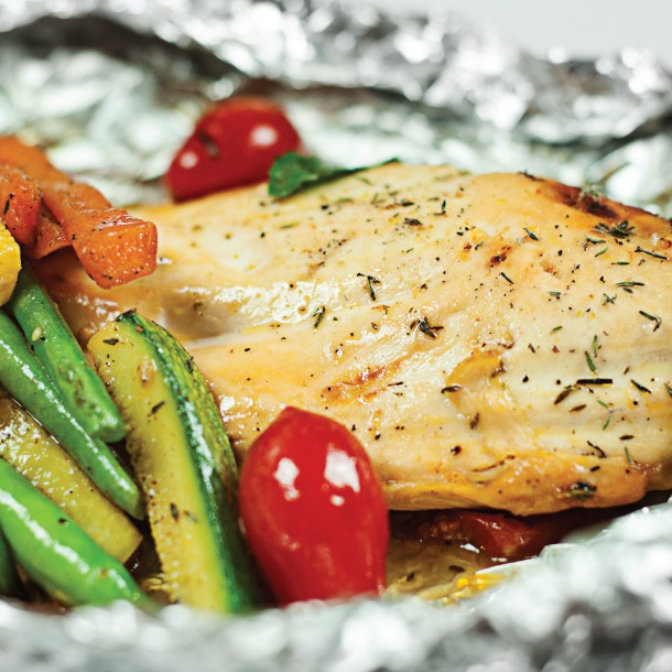 Poulet mariné au miel et citron avec légumes en papillote