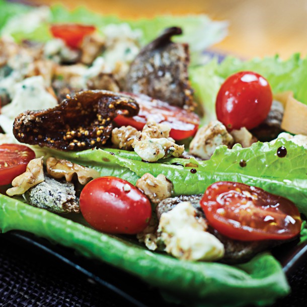 Salade aux figues, noix et fromage bleu