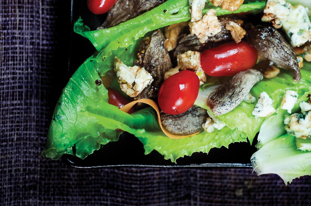 Salade aux figues, noix et fromage bleu