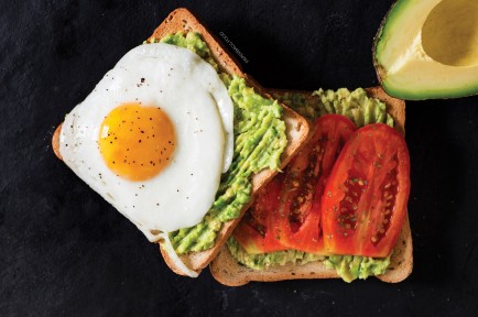 toast avocat, tomate et œuf