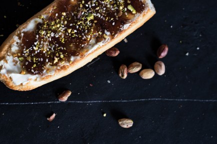 Toast au fromage frais et marmelade de fruits